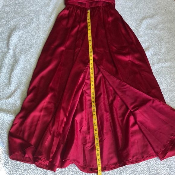 Vera Wang White V neck halter gown with sash, 2 pockets, bows - Picture 7 of 16